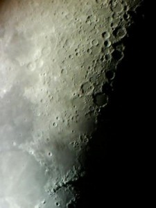 Månens krater set i et teleskop