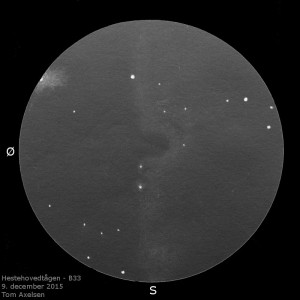 Skitse af IC 434, en svagt lysende gaståge hvor Hestehovedtågen stikker ind over IC 434 som en mørk silhuet.  den mørke bugt